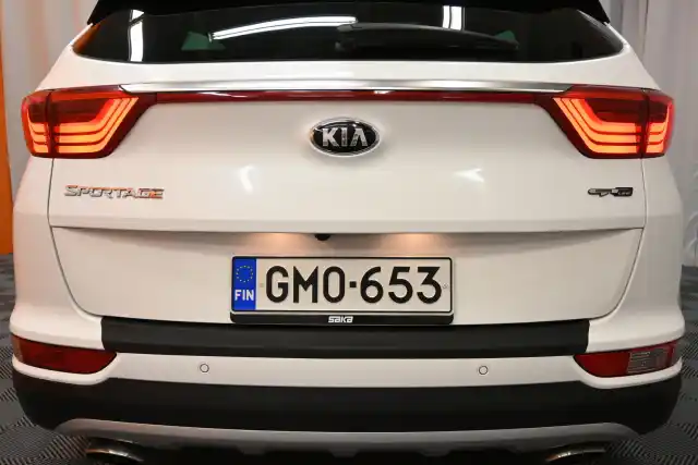 Valkoinen Maastoauto, Kia Sportage – GMO-653