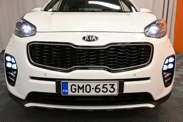 Valkoinen Maastoauto, Kia Sportage – GMO-653