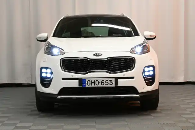 Valkoinen Maastoauto, Kia Sportage – GMO-653