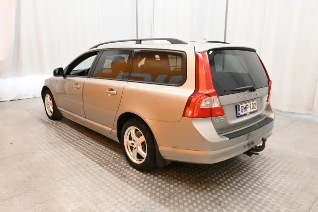 Beige Farmari, Volvo V70 – GMP-102