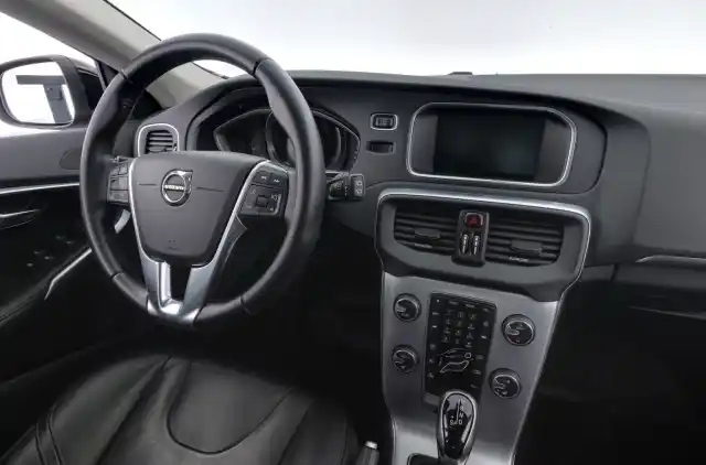 Musta Viistoperä, Volvo V40 – GMP-325