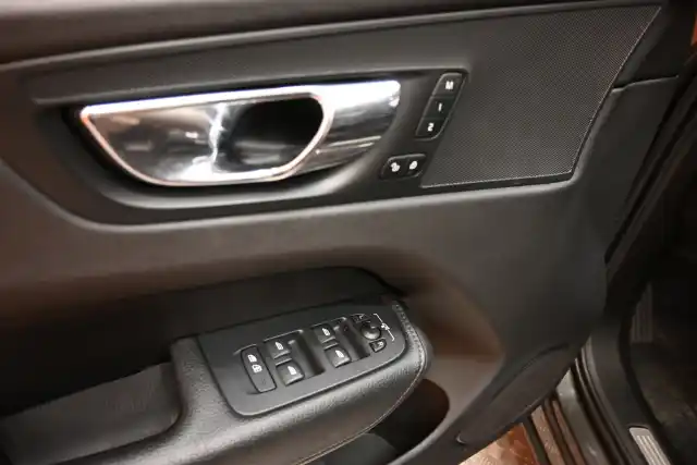 Harmaa Maastoauto, Volvo XC60 – GMR-299
