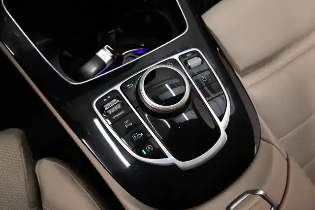 Ruskea Sedan, Mercedes-Benz E – GMS-253