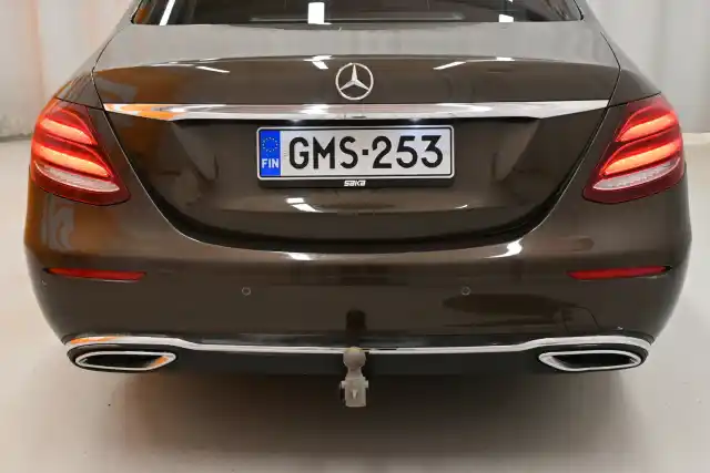 Ruskea Sedan, Mercedes-Benz E – GMS-253