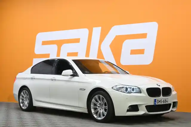 Valkoinen Sedan, BMW 520 – GMS-684