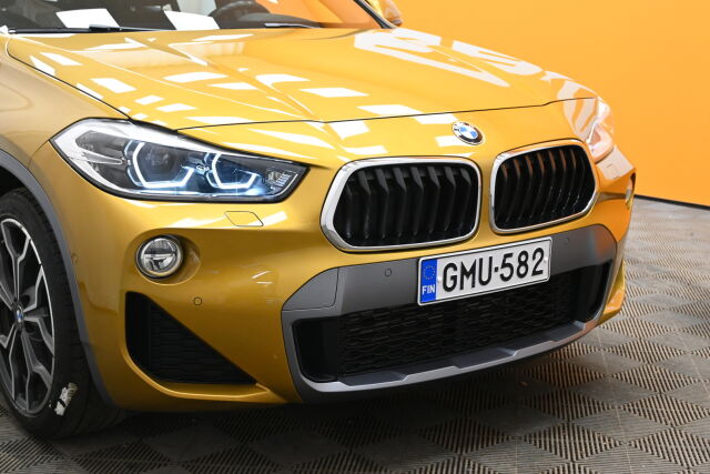 Keltainen Maastoauto, BMW X2 – GMU-582