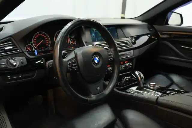 Musta Sedan, BMW M550D – GMV-696