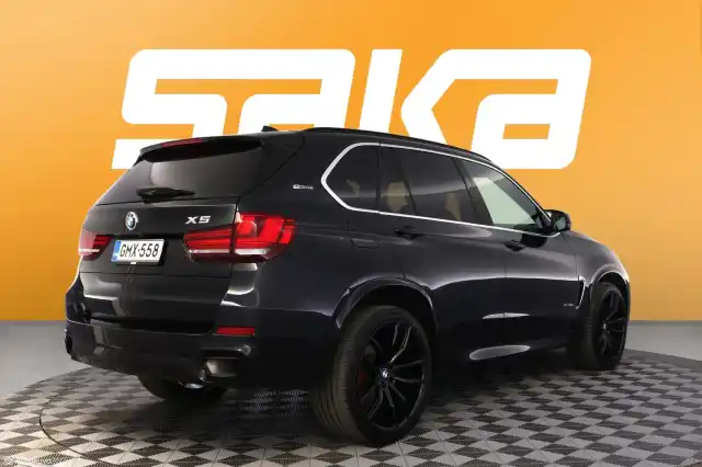 Sininen Maastoauto, BMW X5 – GMX-558