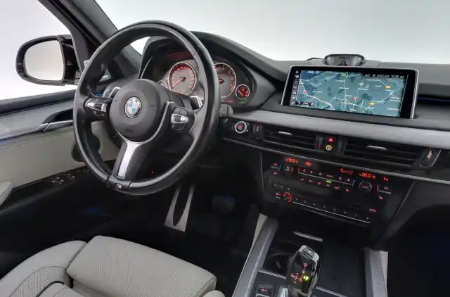 Sininen Maastoauto, BMW X5 – GMX-558