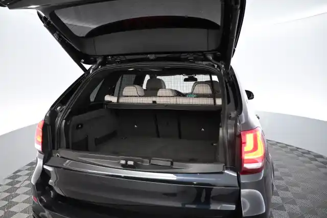 Sininen Maastoauto, BMW X5 – GMX-558