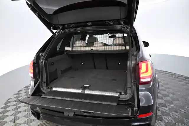 Sininen Maastoauto, BMW X5 – GMX-558
