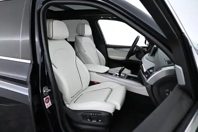 Sininen Maastoauto, BMW X5 – GMX-558