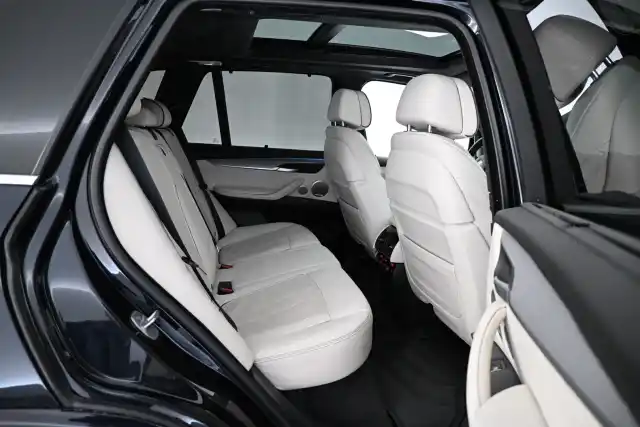 Sininen Maastoauto, BMW X5 – GMX-558