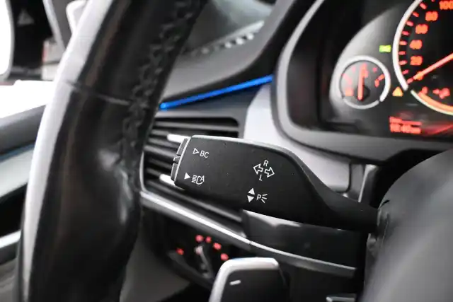 Sininen Maastoauto, BMW X5 – GMX-558