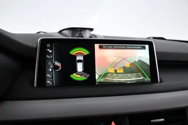 Sininen Maastoauto, BMW X5 – GMX-558