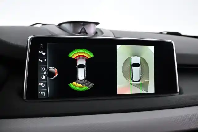 Sininen Maastoauto, BMW X5 – GMX-558