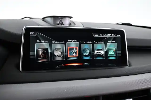 Sininen Maastoauto, BMW X5 – GMX-558