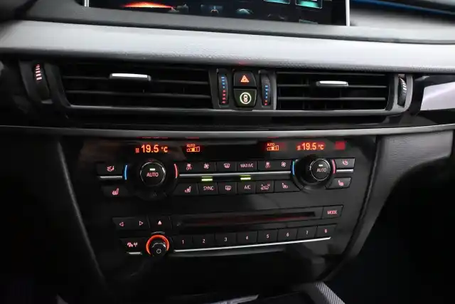 Sininen Maastoauto, BMW X5 – GMX-558