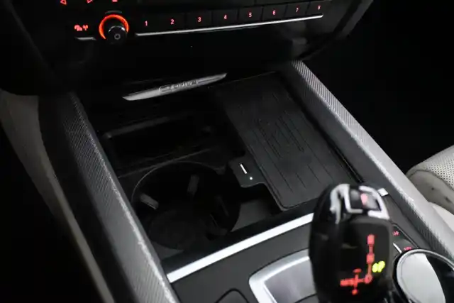 Sininen Maastoauto, BMW X5 – GMX-558