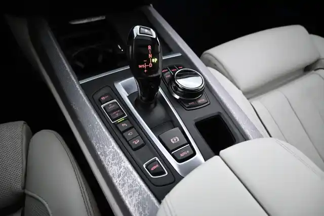 Sininen Maastoauto, BMW X5 – GMX-558