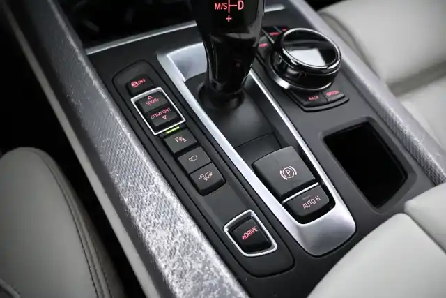Sininen Maastoauto, BMW X5 – GMX-558