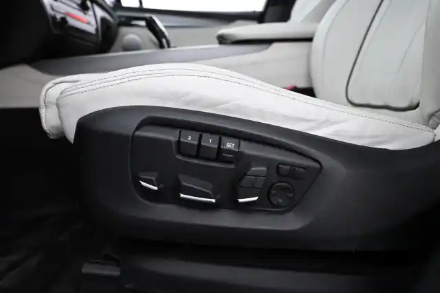 Sininen Maastoauto, BMW X5 – GMX-558