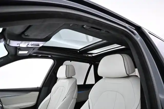 Sininen Maastoauto, BMW X5 – GMX-558