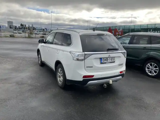 Valkoinen Maastoauto, Mitsubishi OUTLANDER PHEV – GNB-165