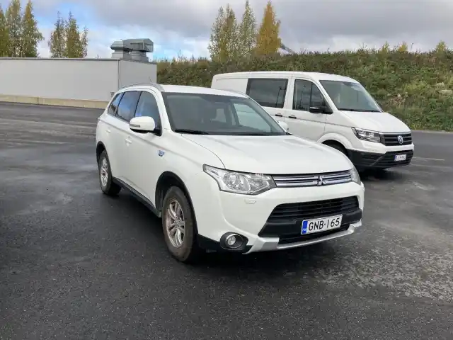 Valkoinen Maastoauto, Mitsubishi OUTLANDER PHEV – GNB-165