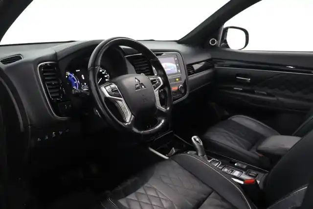 Musta Maastoauto, Mitsubishi Outlander PHEV – GNC-239
