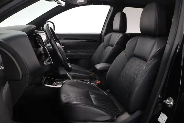 Musta Maastoauto, Mitsubishi Outlander PHEV – GNC-239