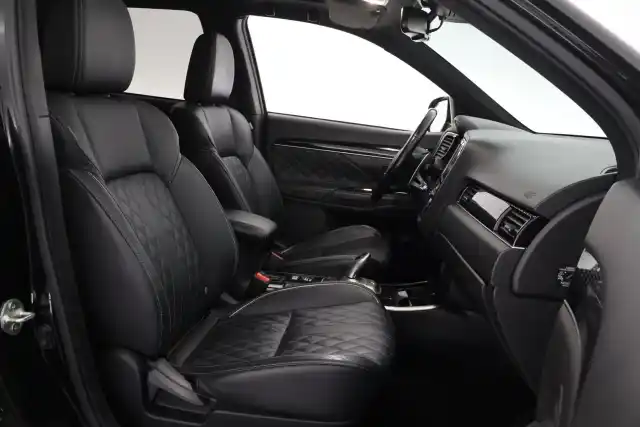 Musta Maastoauto, Mitsubishi Outlander PHEV – GNC-239