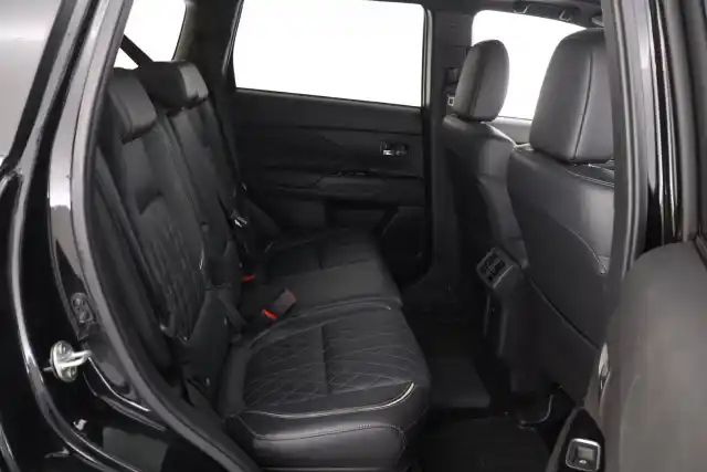 Musta Maastoauto, Mitsubishi Outlander PHEV – GNC-239