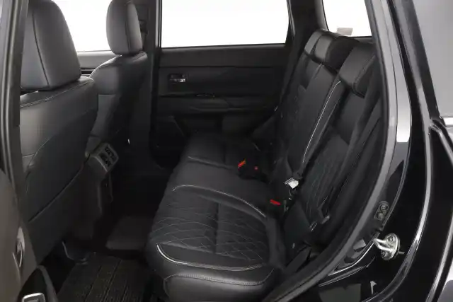 Musta Maastoauto, Mitsubishi Outlander PHEV – GNC-239