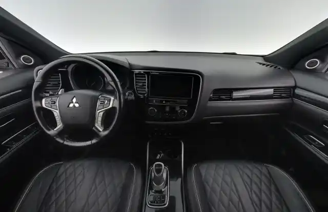 Musta Maastoauto, Mitsubishi Outlander PHEV – GNC-239
