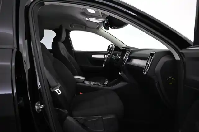 Musta Maastoauto, Volvo XC40 – GNE-592