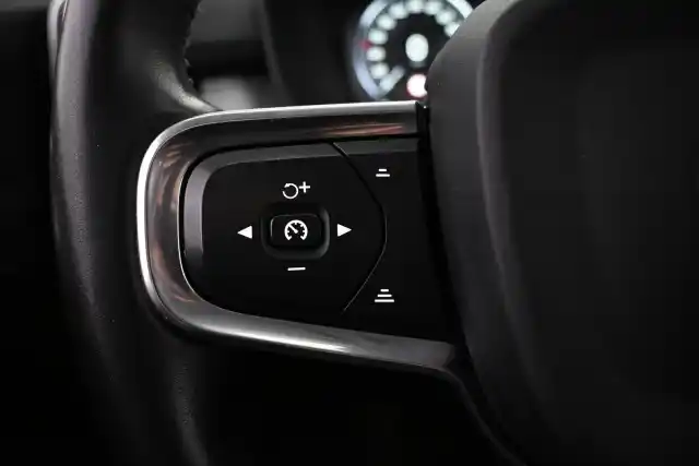 Musta Maastoauto, Volvo XC40 – GNE-592