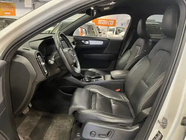 Valkoinen Maastoauto, Volvo XC40 – GNG-692