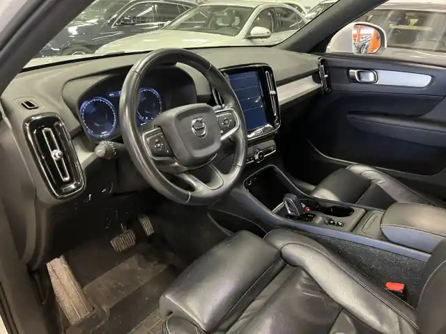 Valkoinen Maastoauto, Volvo XC40 – GNG-692
