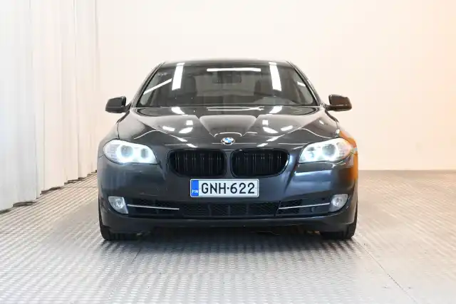 Harmaa Sedan, BMW 535 – GNH-622