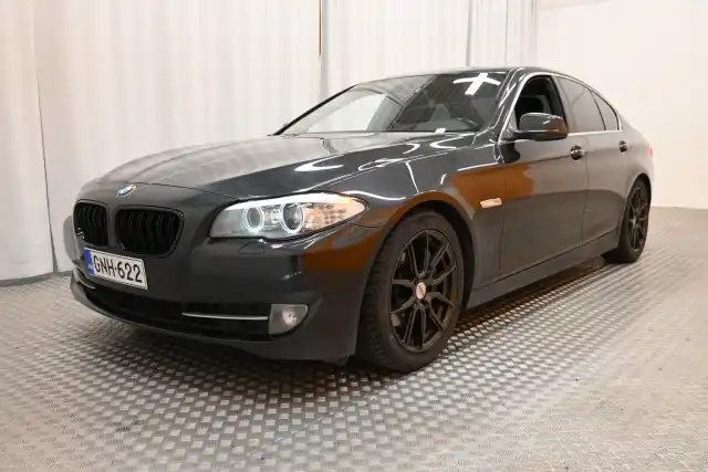 Harmaa Sedan, BMW 535 – GNH-622