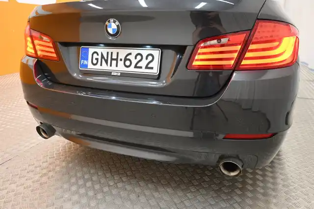 Harmaa Sedan, BMW 535 – GNH-622