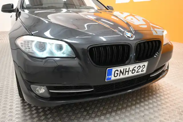 Harmaa Sedan, BMW 535 – GNH-622