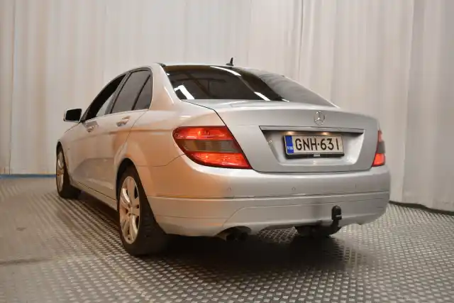 Harmaa Sedan, Mercedes-Benz C – GNH-631