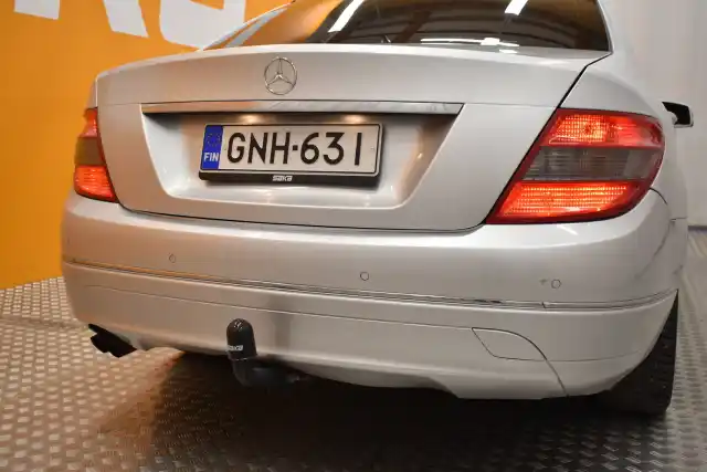 Harmaa Sedan, Mercedes-Benz C – GNH-631