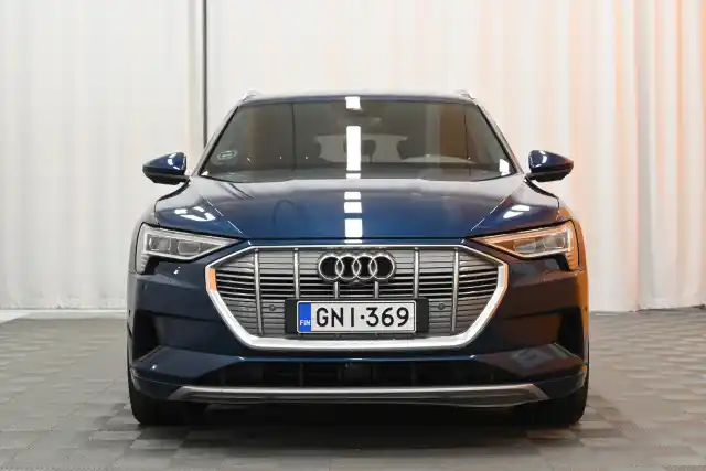 Sininen Maastoauto, Audi e-tron – GNI-369