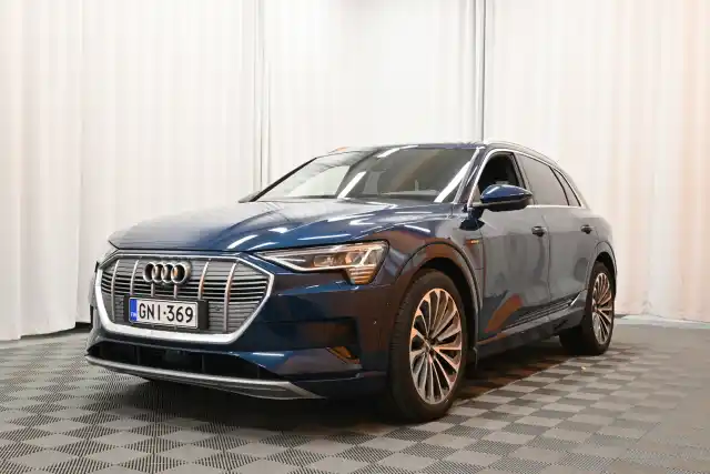 Sininen Maastoauto, Audi e-tron – GNI-369