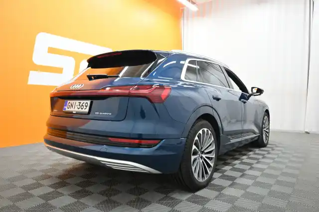 Sininen Maastoauto, Audi e-tron – GNI-369