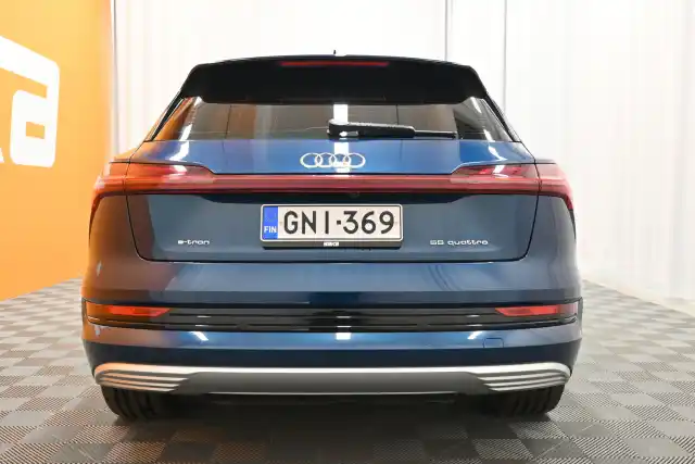 Sininen Maastoauto, Audi e-tron – GNI-369