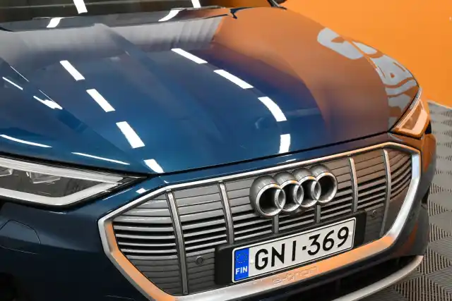 Sininen Maastoauto, Audi e-tron – GNI-369